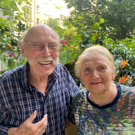 Ehepaar Fridolin und Ingrid Honert lächeln in die Kamera