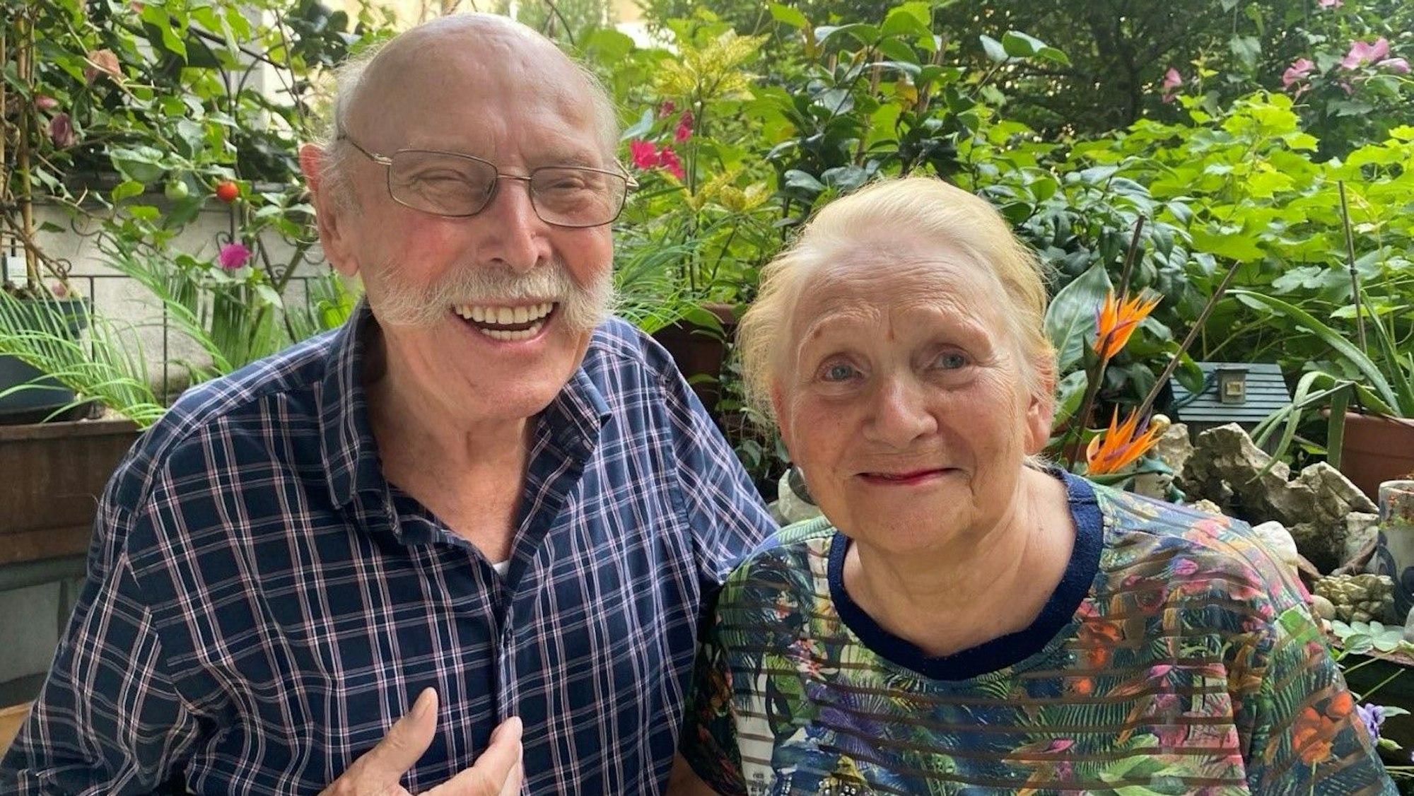 Ehepaar Fridolin und Ingrid Honert lächeln in die Kamera
