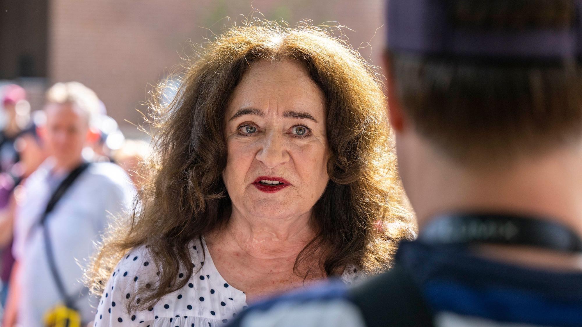 Mechthild Großmann gibt ein Interview.
