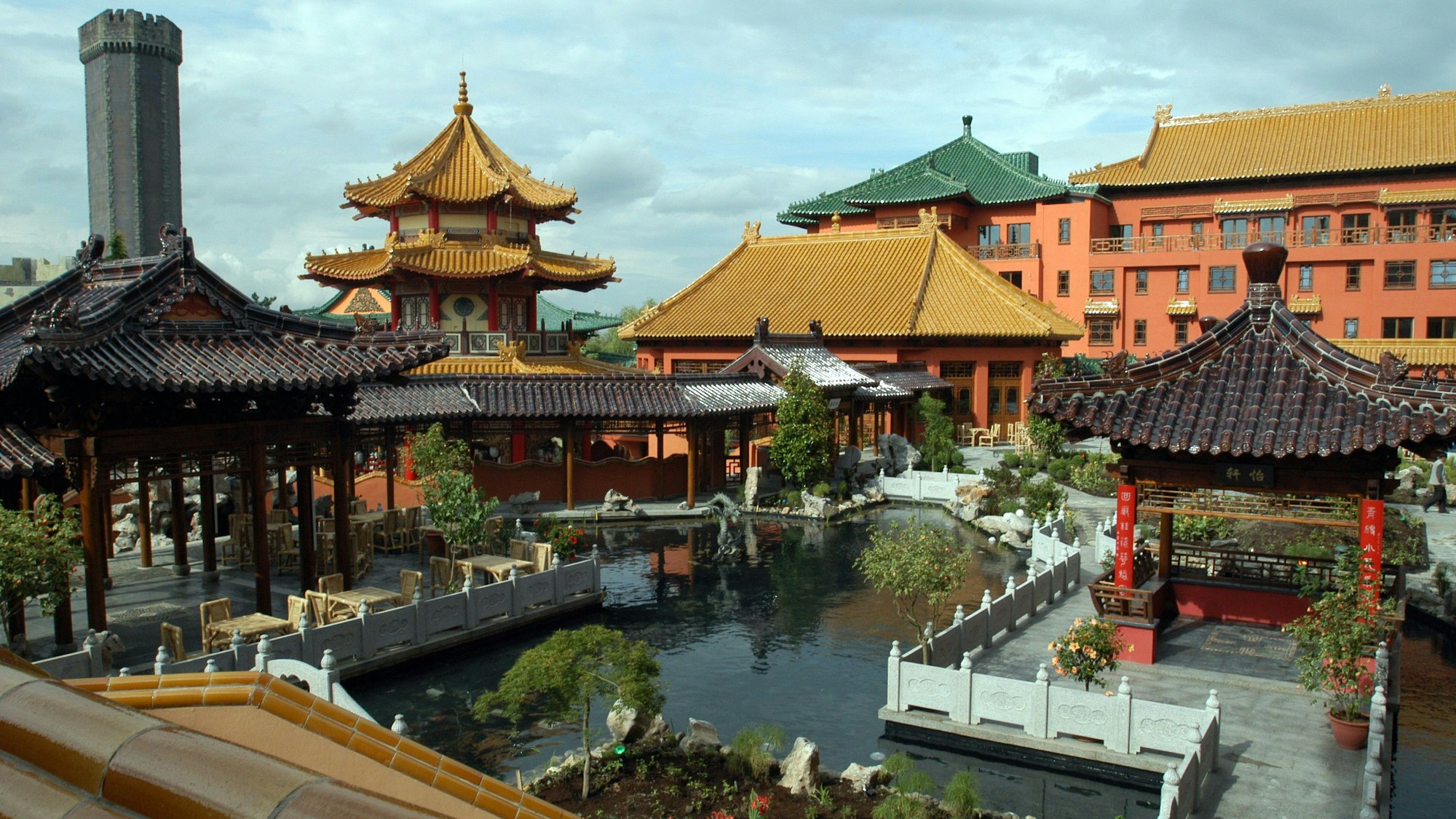 Dieses Bild stammt aus 2004 und zeugt von der Eröffnung des Hotel Ling Bao in der Themenwelt China Town im Phantasialand in Brühl. Links oben im Bild ist Mystery Castle zu sehen.