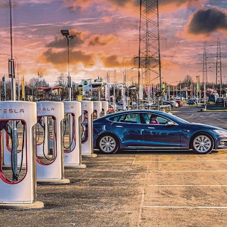 Das Bild zeigt eine Tesla Supercharger-Ladestation in Frechen.