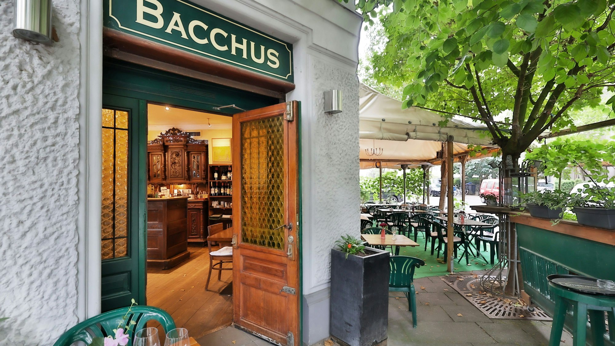 Die Weinstube Bacchus am Rathenauplatz in Köln.