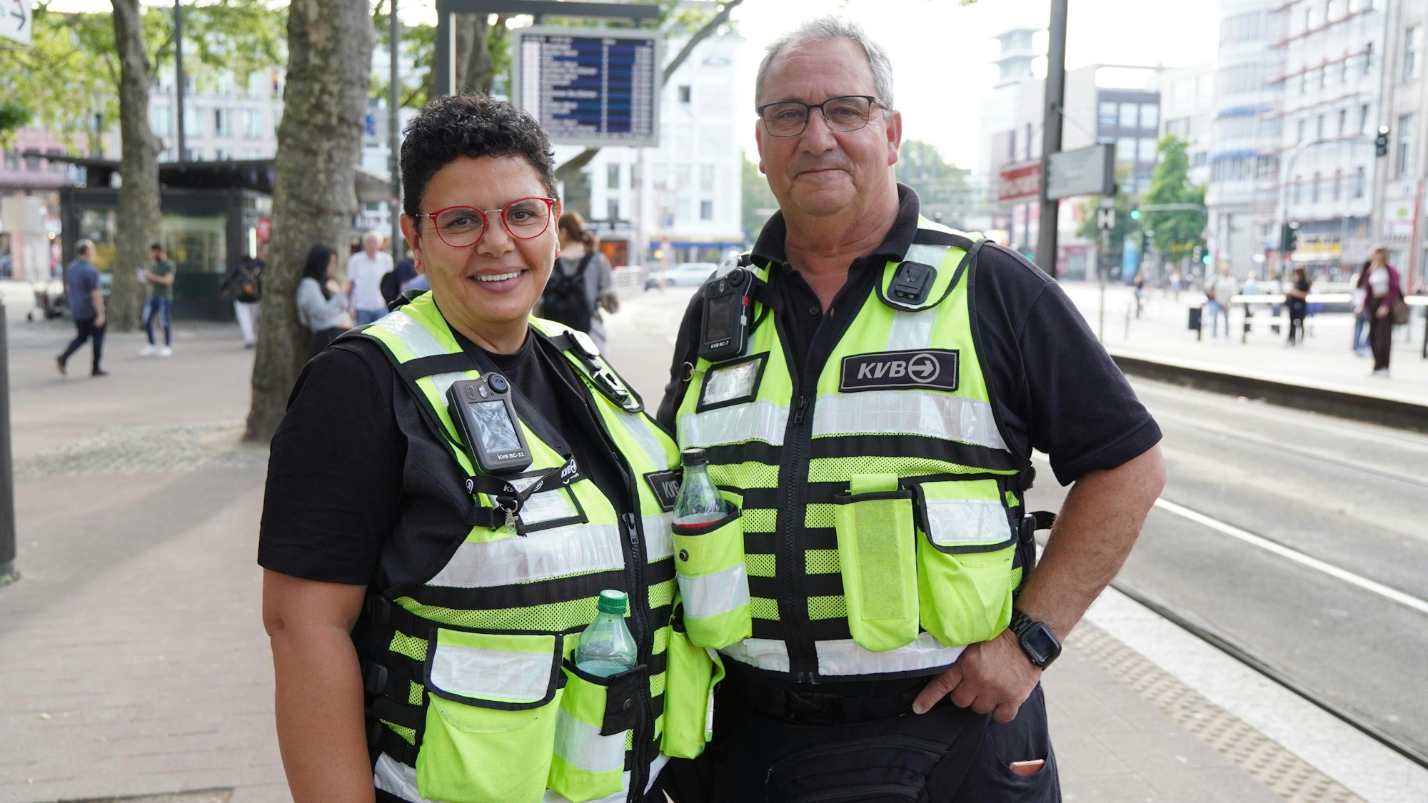 KVB-Fahrausweisprüfer mit Bodycams in Aktion auf dem Neumarkt.