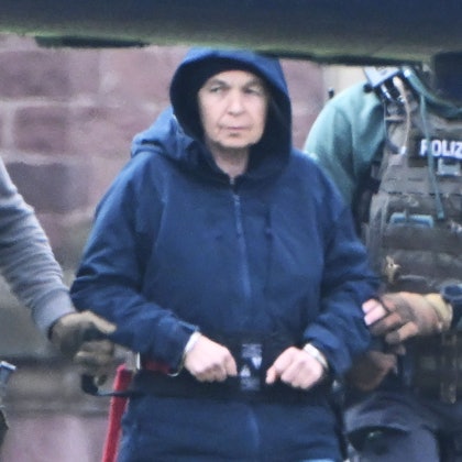 Im Innenhof eines Behördenzentrums wird die frühere RAF-Terroristin Daniela Klette zu einem Hubschrauber geführt.
