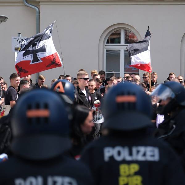 Teilnehmer einer rechten Demonstration in Bautzen werden am Bahnhof von Polizisten begleitet.