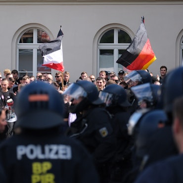Teilnehmer einer rechten Demonstration in Bautzen werden am Bahnhof von Polizisten begleitet.