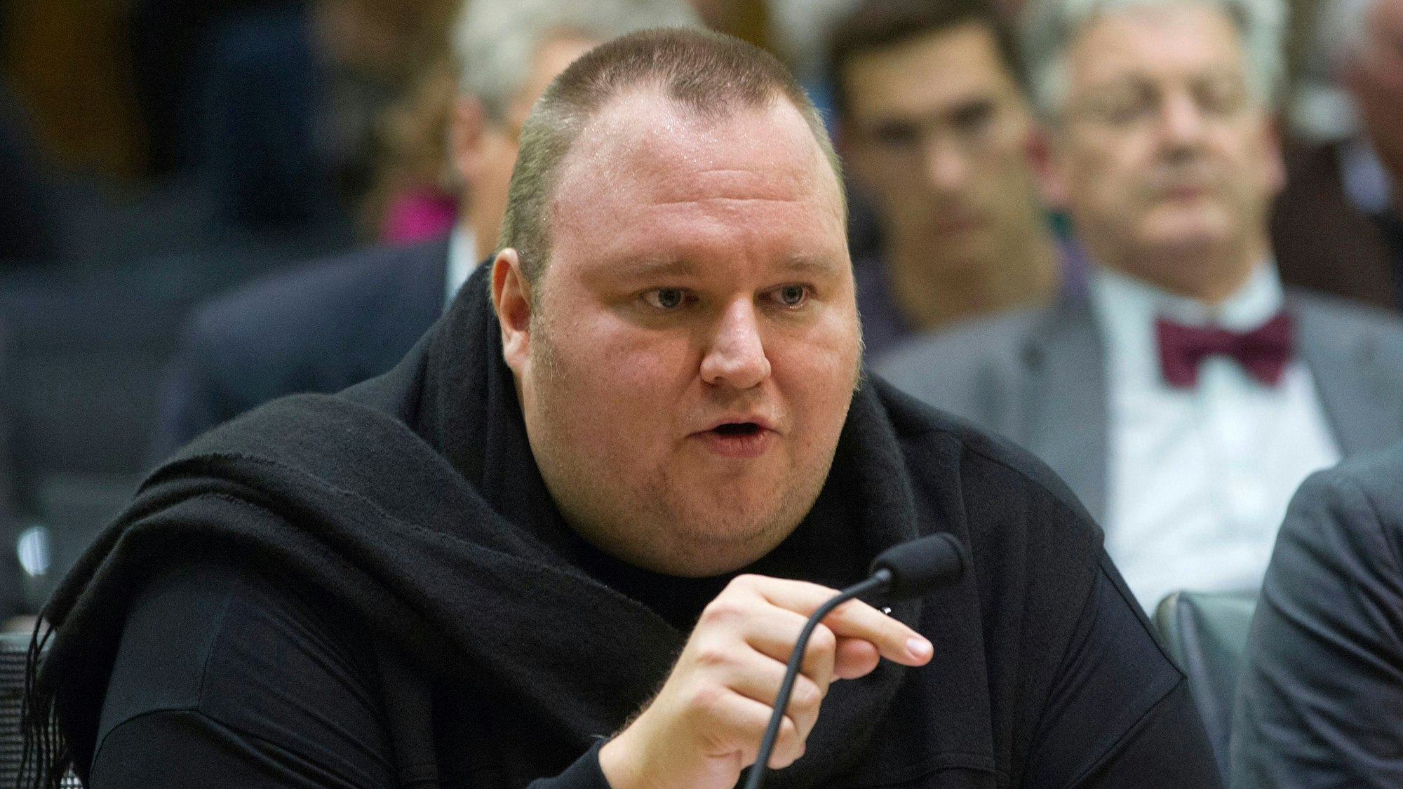 Kim Dotcom, deutscher Internetunternehmer, während einer Anhörung des Ausschusses für Geheimdienste im Parlament von Wellington.