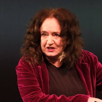 „Tatort“-Schauspielerin Mechthild Großmann auf der Theaterbühne.