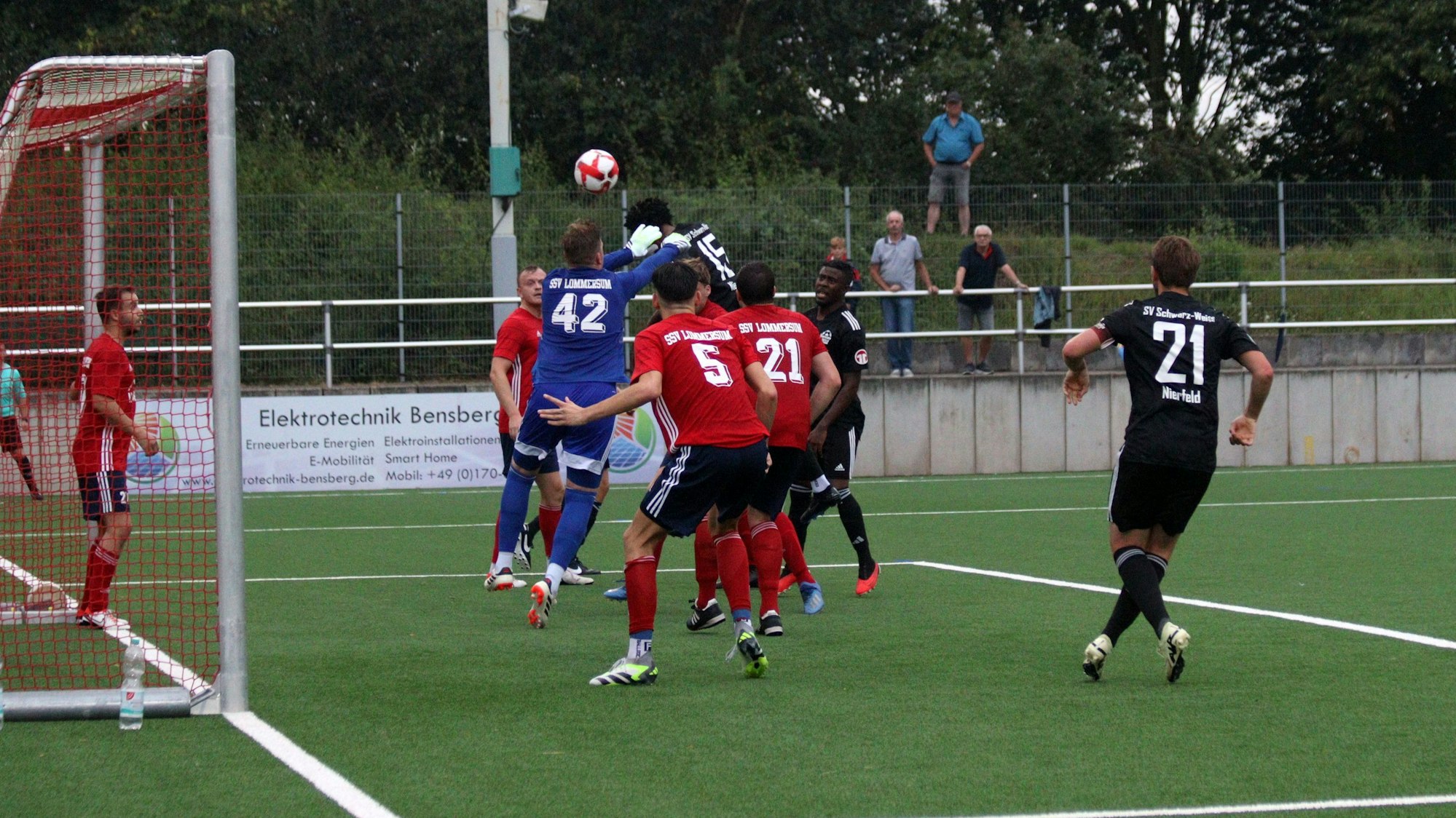 Nach einem Eckstoß kommt Covenant Smart zum Kopfball, der Torwart springt ihm vergeblich entgegen.