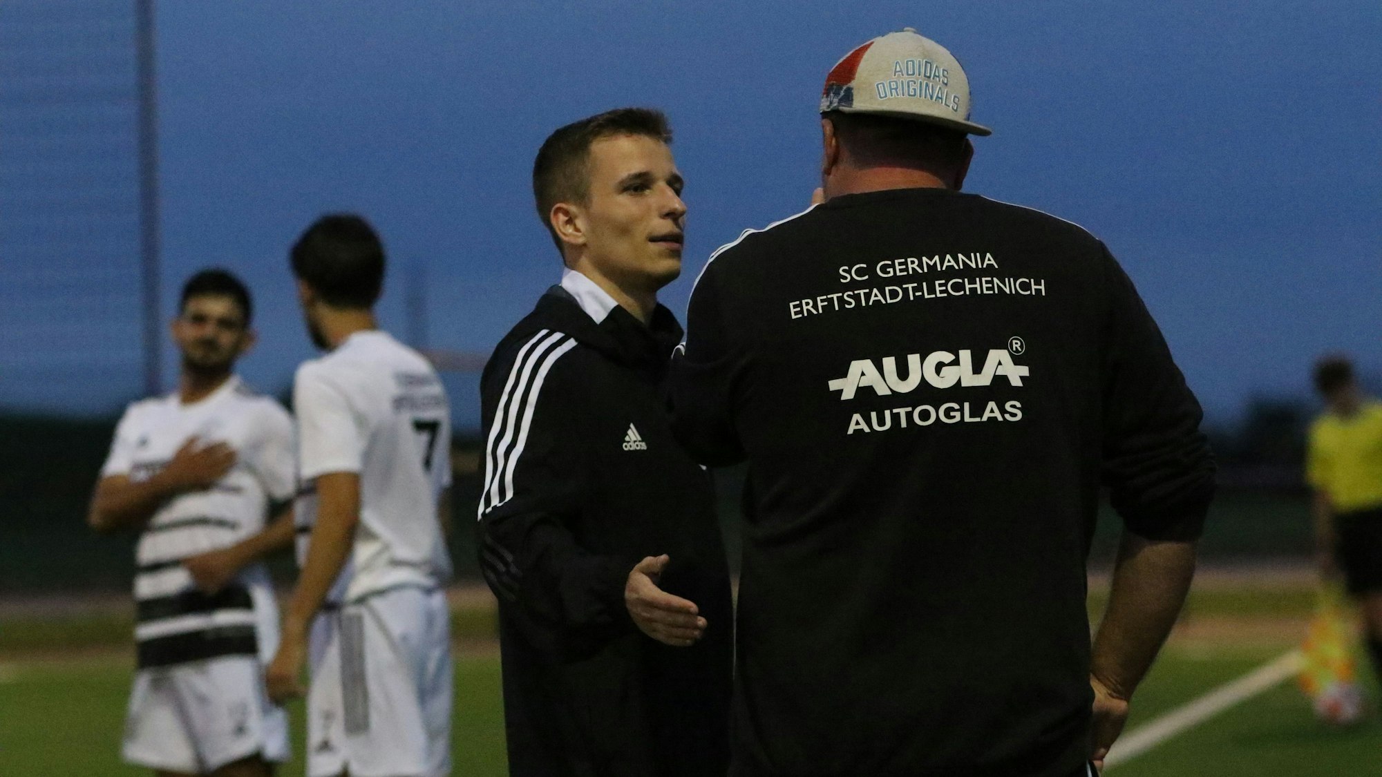 Der vierte Offizielle Pascal Grabowski diskutiert mit Erftstadts Trainer Karsten Kochems.