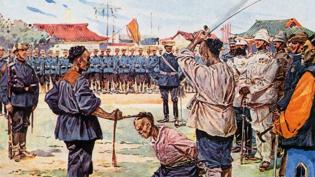 Auf die Niederschlagung des Boxeraufstands folgt die Demütigung: Die Chinesen müssen im Jahr 1901 Anführer der Widerstandsbewegung selbst hinrichten. Soldaten der Kolonialmächte überwachen die Exekution