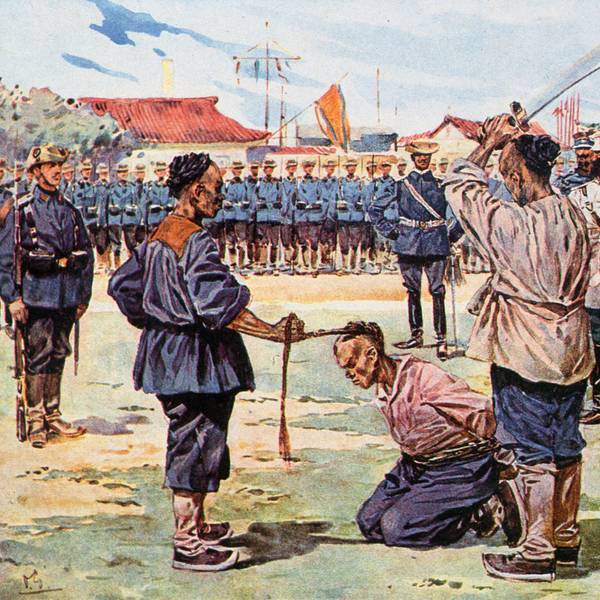 Auf die Niederschlagung des Boxeraufstands folgt die Demütigung: Die Chinesen müssen im Jahr 1901 Anführer der Widerstandsbewegung selbst hinrichten. Soldaten der Kolonialmächte überwachen die Exekution