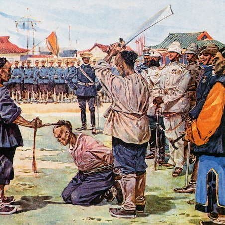 Auf die Niederschlagung des Boxeraufstands folgt die Demütigung: Die Chinesen müssen im Jahr 1901 Anführer der Widerstandsbewegung selbst hinrichten. Soldaten der Kolonialmächte überwachen die Exekution