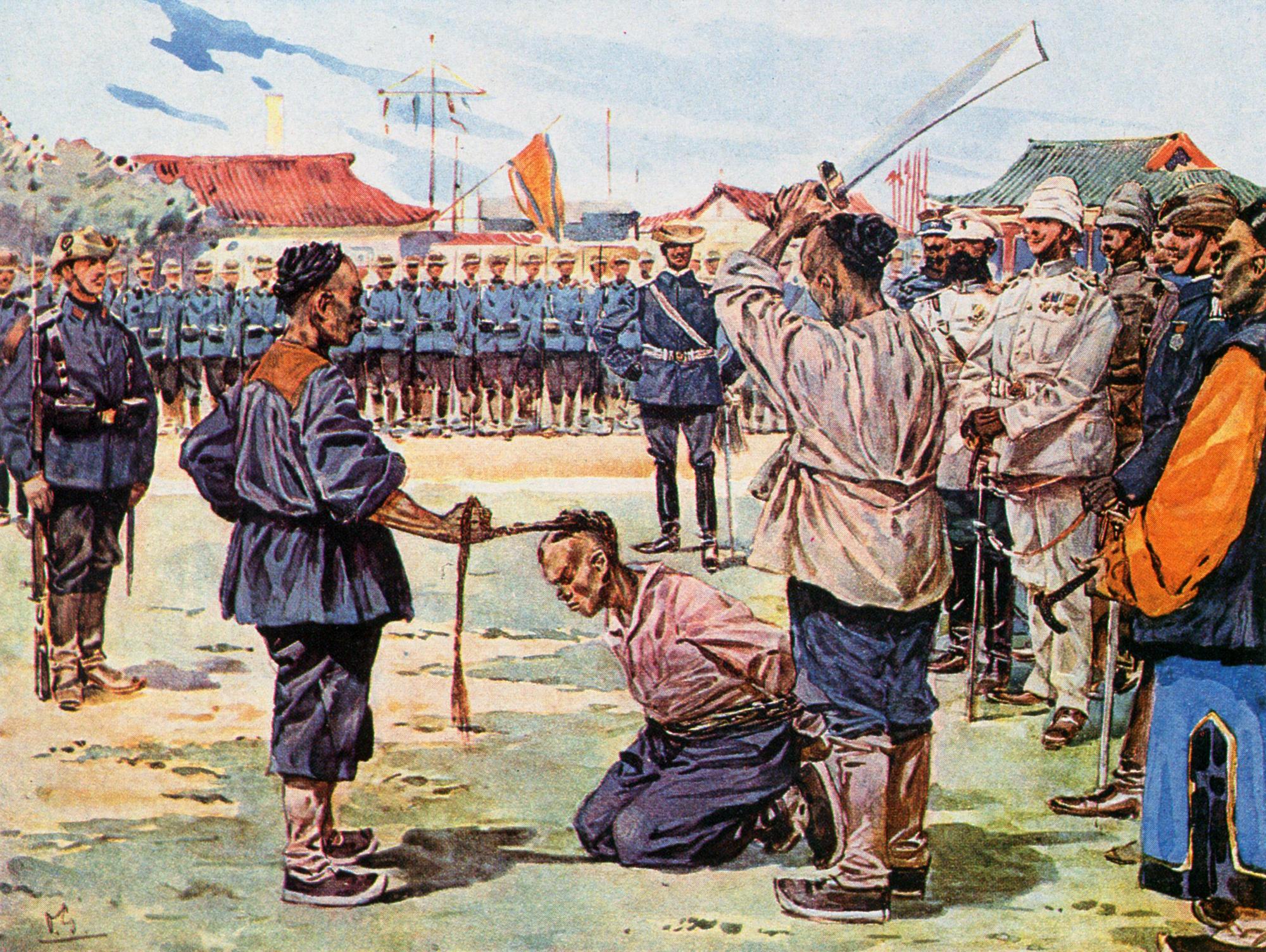 Auf die Niederschlagung des Boxeraufstands folgt die Demütigung: Die Chinesen müssen im Jahr 1901 Anführer der Widerstandsbewegung selbst hinrichten. Soldaten der Kolonialmächte überwachen die Exekution