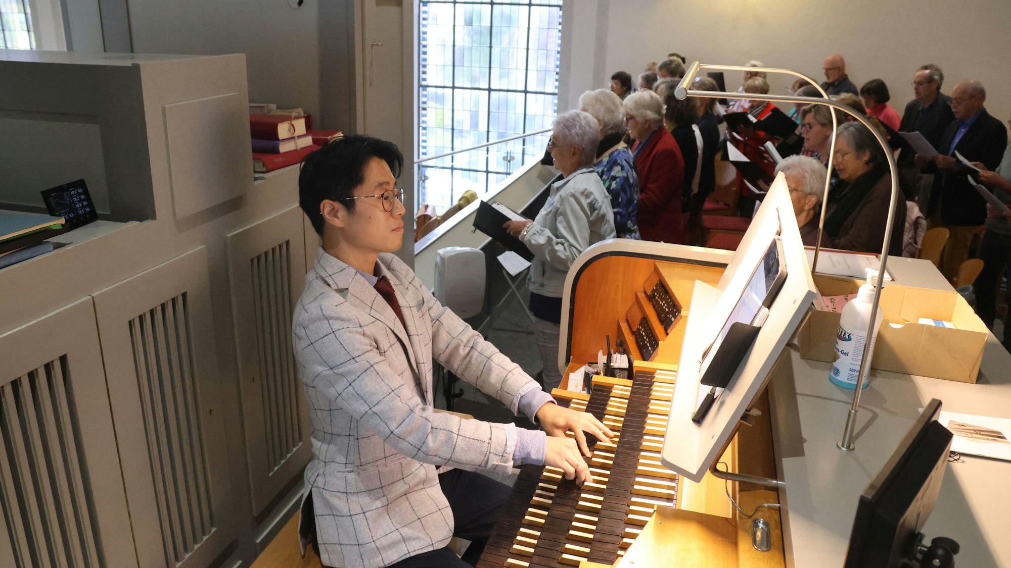 Ein Kantor spielt an einer Kirchenorgel.