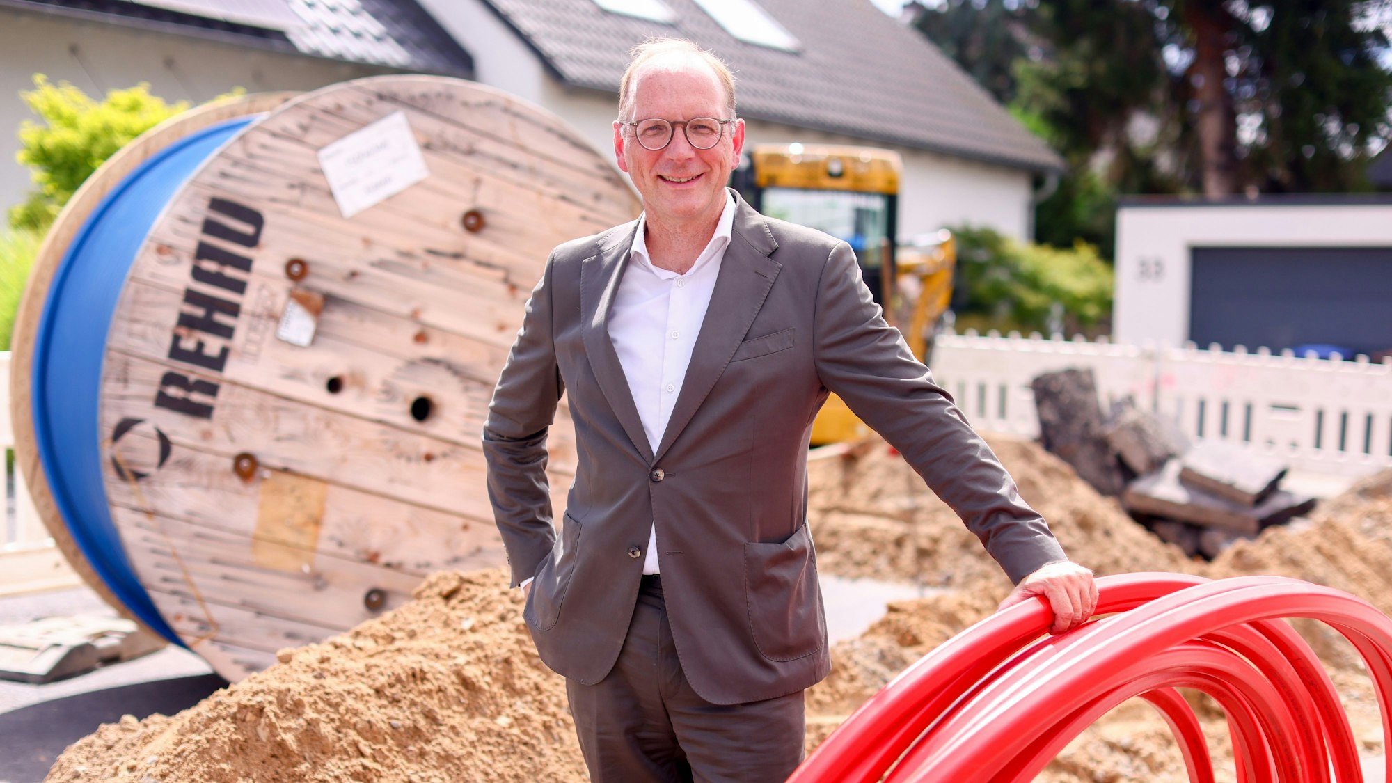 Geschäftsführer der Netcologne, Timo von Lepel,auf einer Glasfaserausbau-Baustelle von NetCologne in Köln-Sürth.