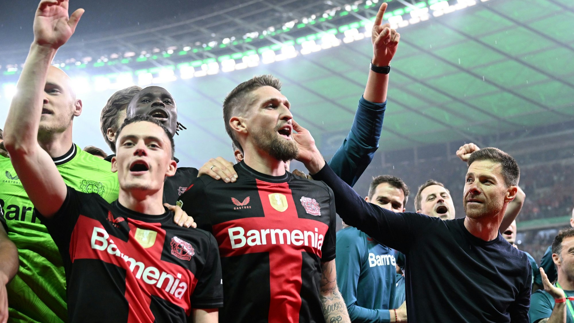 Olympiastadion Berlin: Leverkusens Trainer Xabi Alonso (r) jubelt nach dem Sieg im Pokalfinale 2024 mit Robert Andrich (M) und Florian Wirtz.
