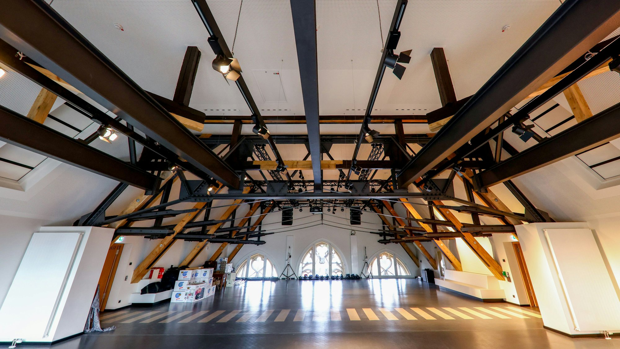 Der Dachstuhl des denkmalgeschützten Baus von 1989 ist jetzt freigelegt: Die „Hanseaten“ haben eine Aula in historischer Kulisse bekommen.