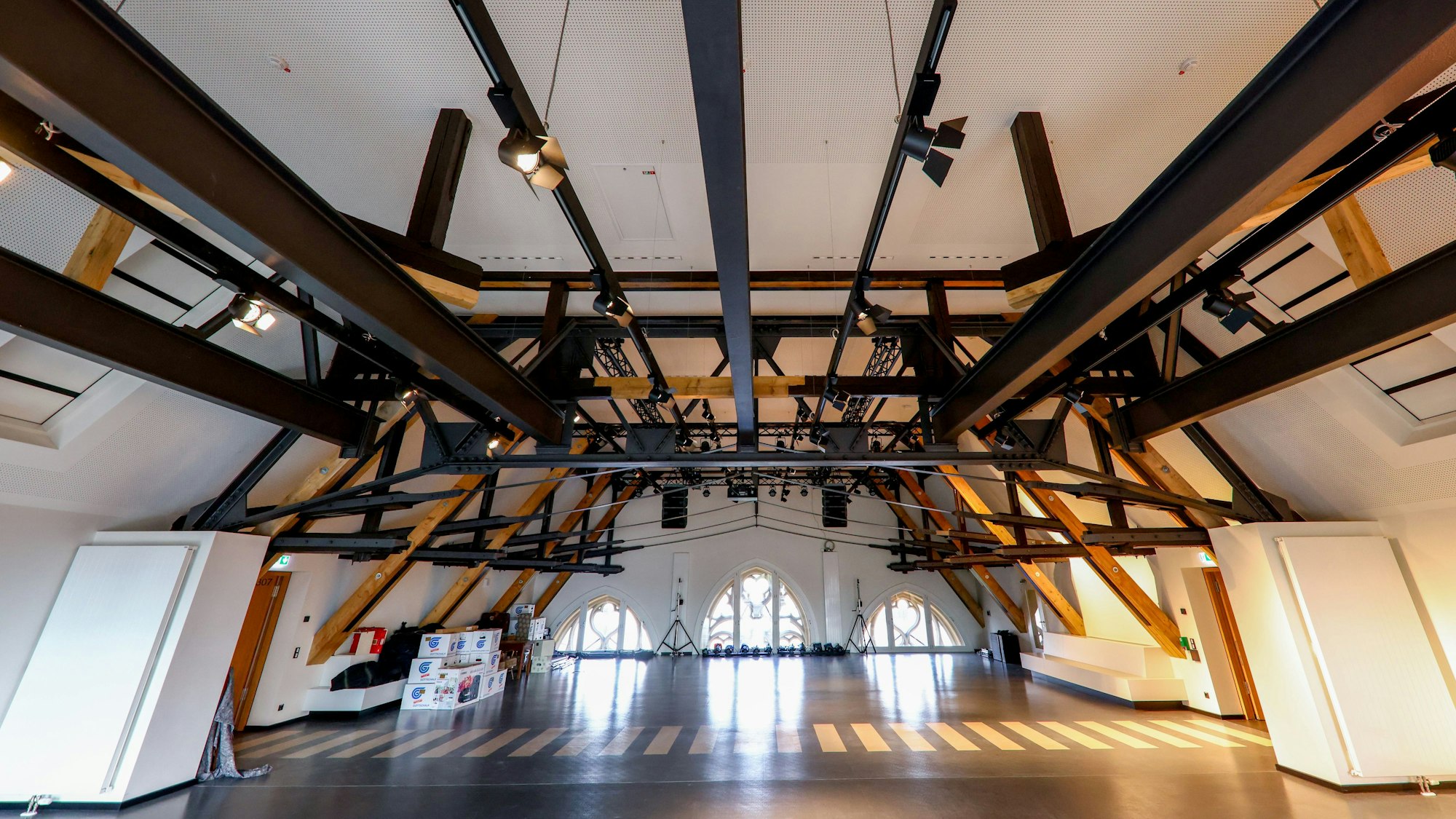 Der Dachstuhl des denkmalgeschützten Baus von 1989 ist jetzt freigelegt: Die „Hanseaten“ haben eine Aula in historischer Kulisse bekommen.