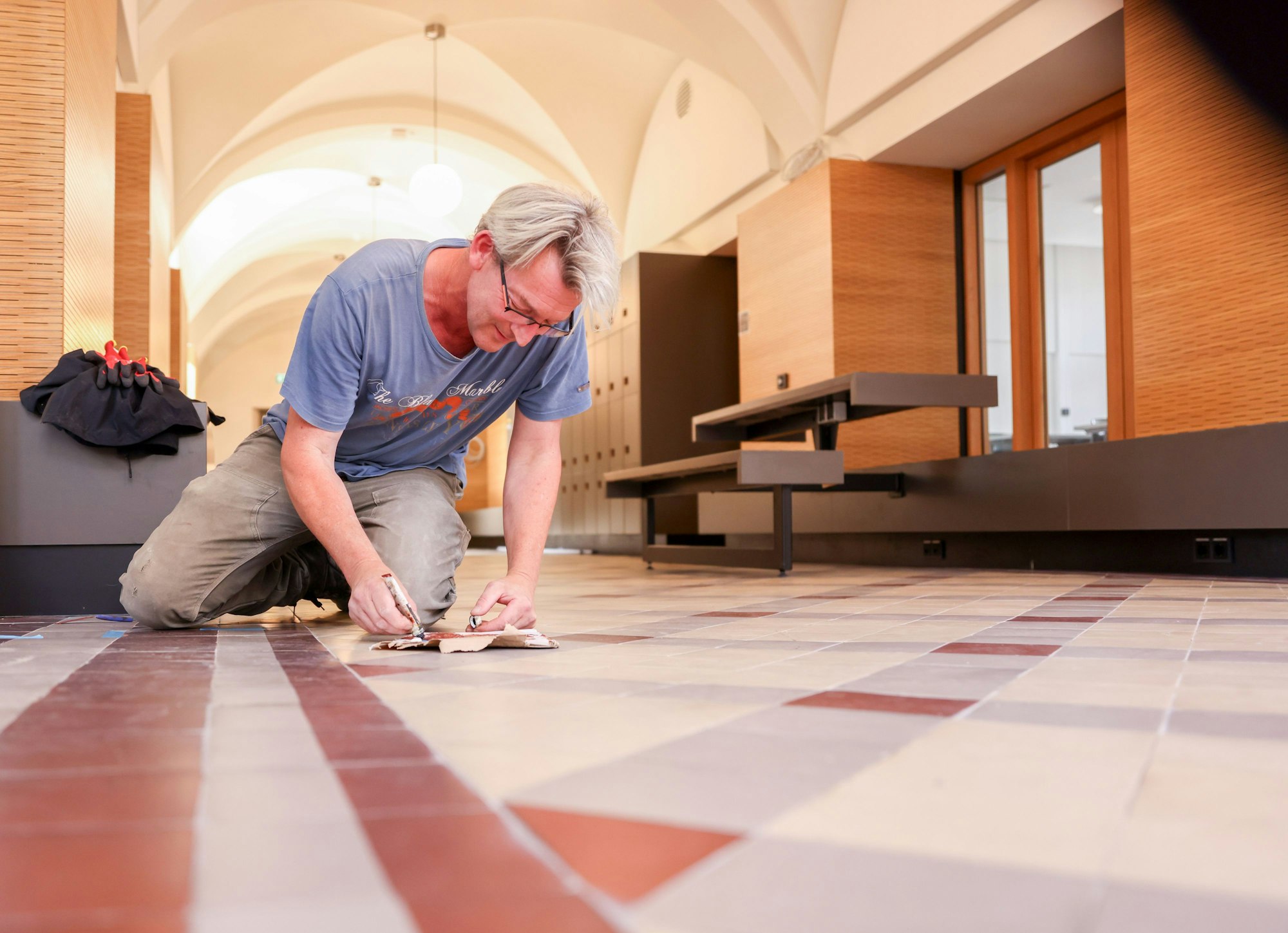 Michel Peters restauriert den Boden des Gymnasiumtrakts aus der Gründerzeit.