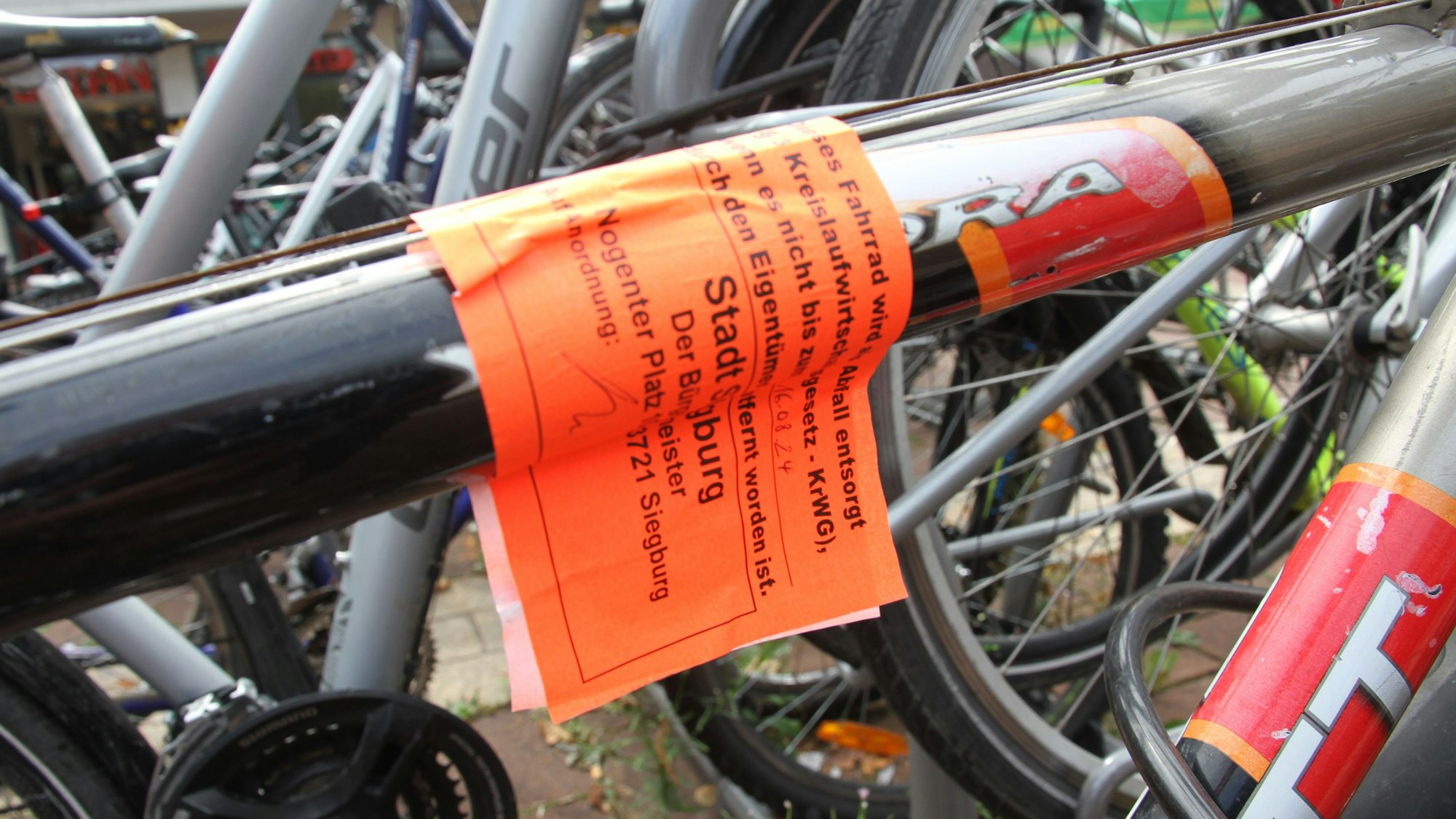 Ein roter Zettel an der Querstange eines Fahrradrahmens