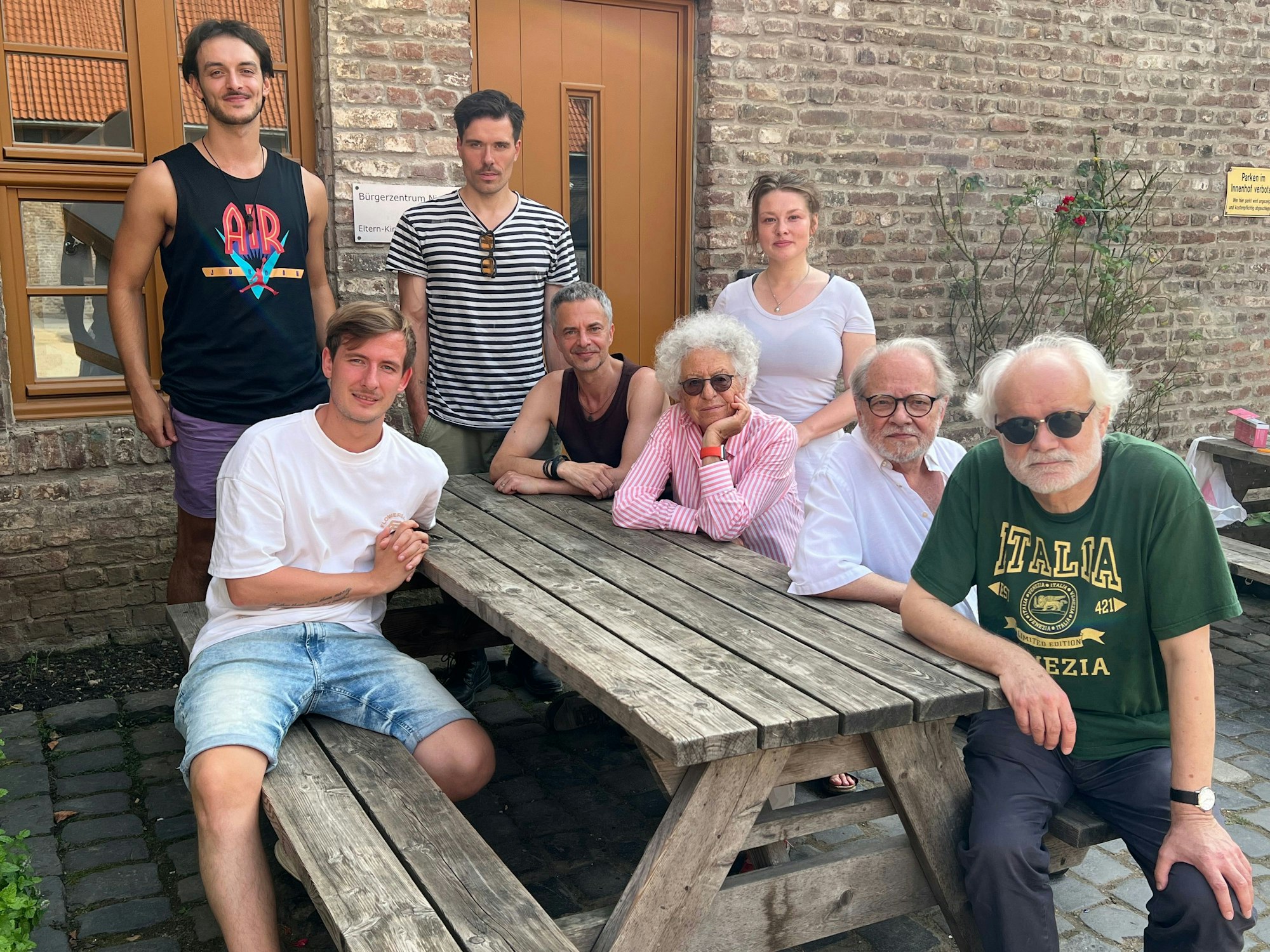 Die Shakespeare Company Coelln vor ihrem Open-Air-Auftritt im Bürgerzentrum Nippes von links nach rechts: Nico Feiden (v.l.), Noah Khelifi (h. l.), Fiete Krentzer, Marco Sprinz, Renate Fuhrmann, Liesa Strehler, Hans-Peter Speicher