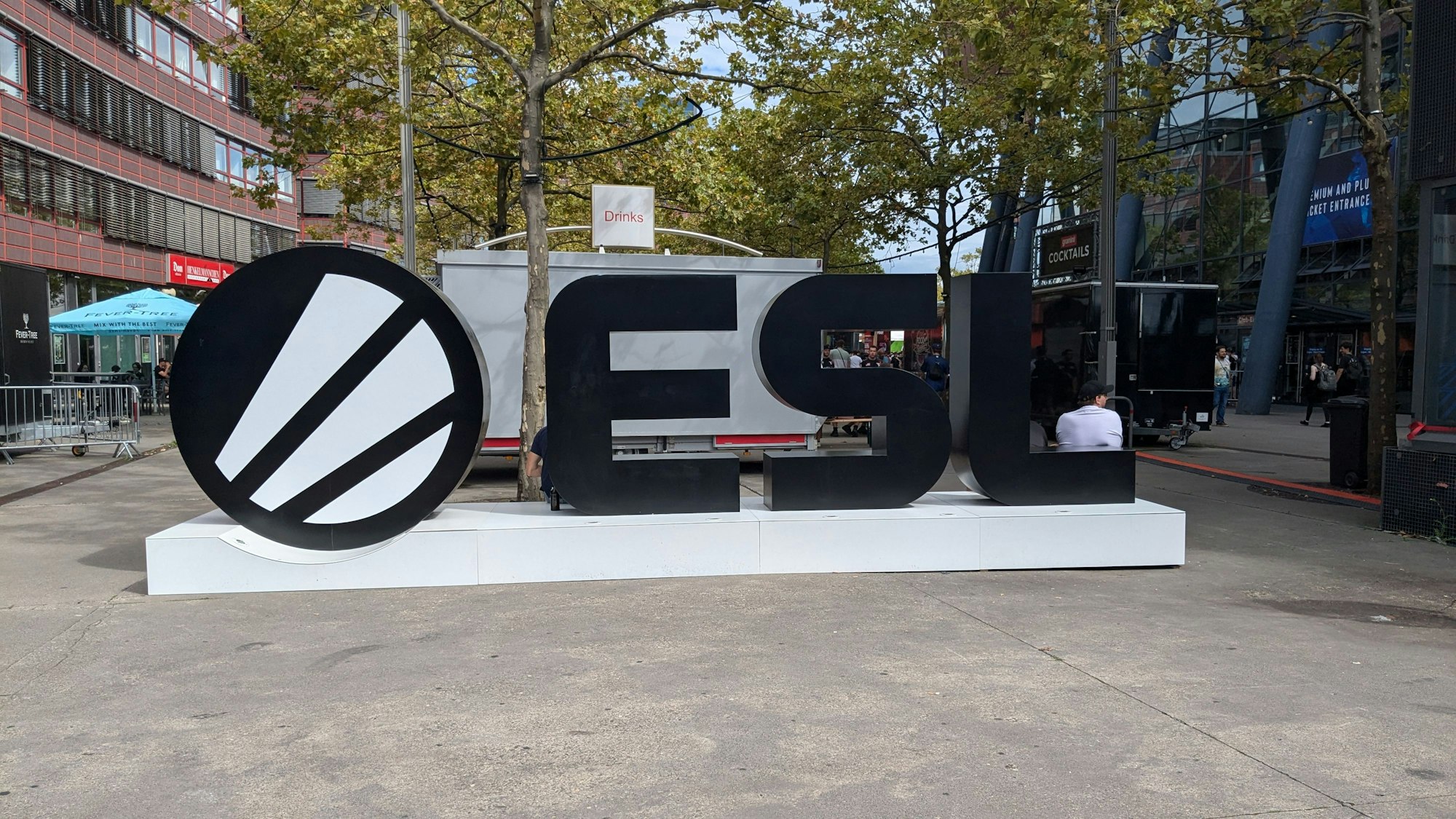 Logo der ESL vor der Lanxess-Arena