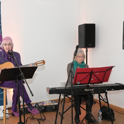 Als Kleinkunst-Duo sind Monika Kampmann (l.) und Ingrid Ittel-Fernau in Rösrath und anderswo bekannt. Im September werden sie Rösrather Ehrenbürgerinnen.