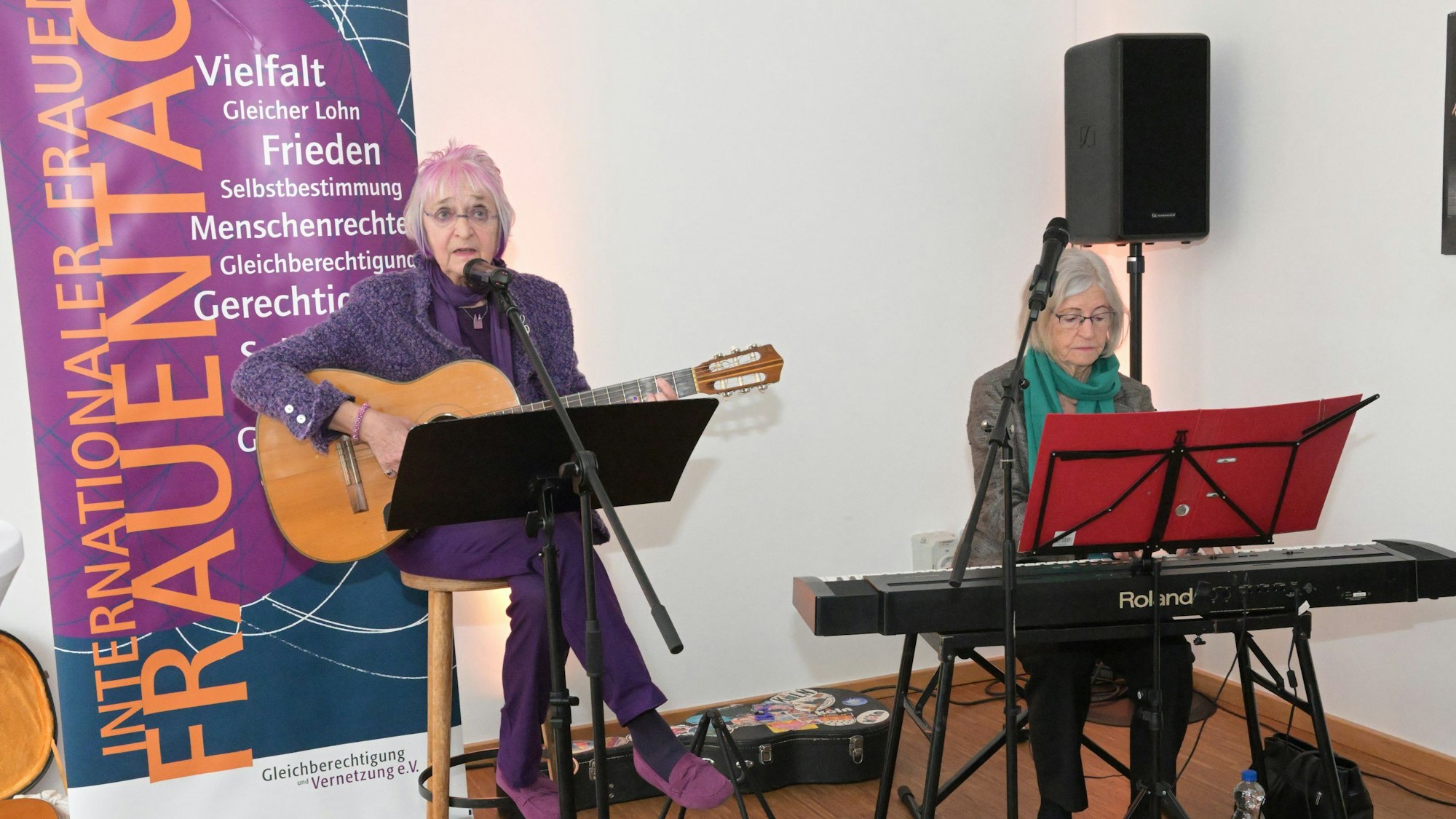 Als Kleinkunst-Duo sind Monika Kampmann (l.) und Ingrid Ittel-Fernau in Rösrath und anderswo bekannt. Im September werden sie Rösrather Ehrenbürgerinnen.