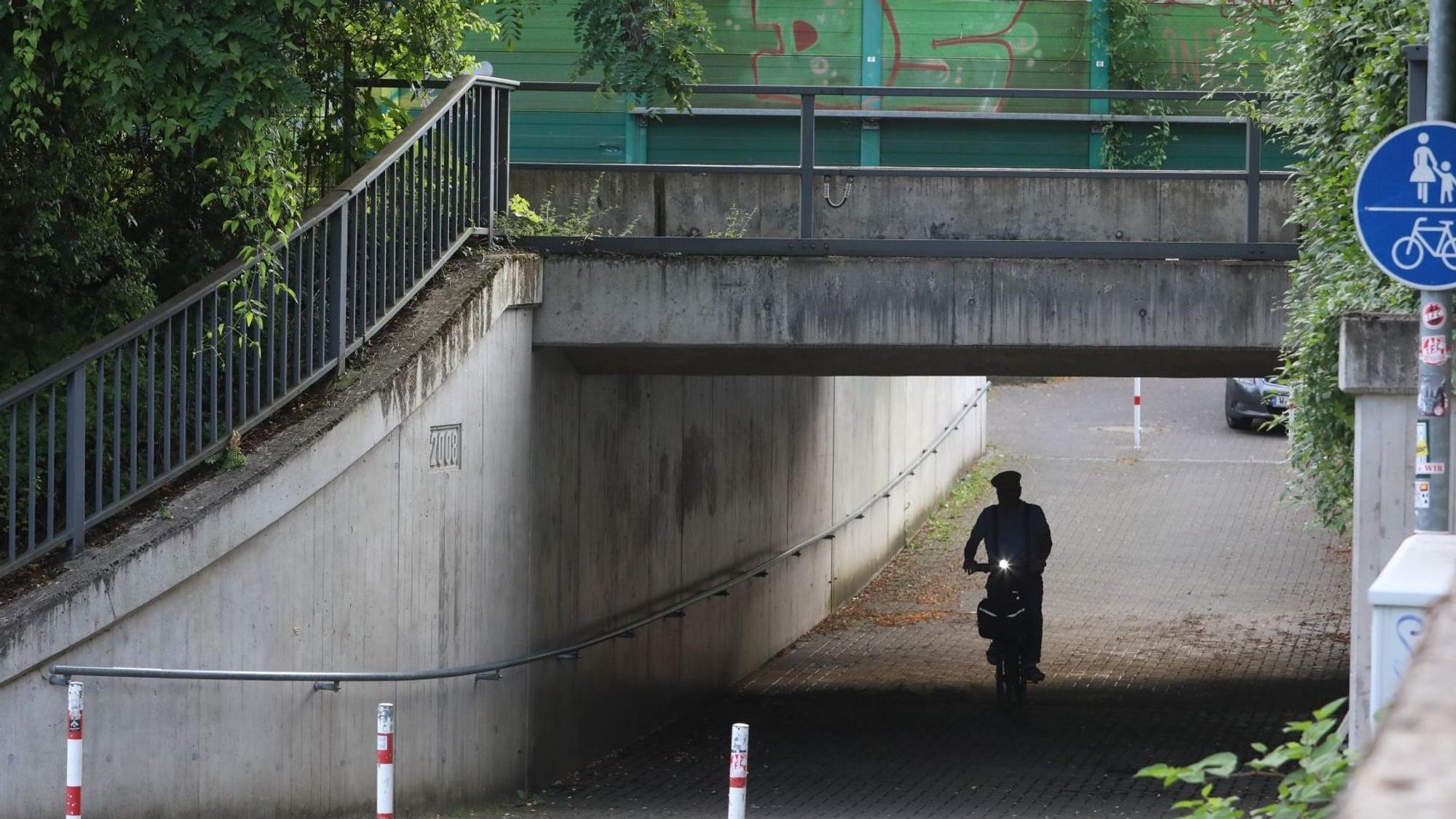 Ein Radfahrer führt durch eine Unterführung.