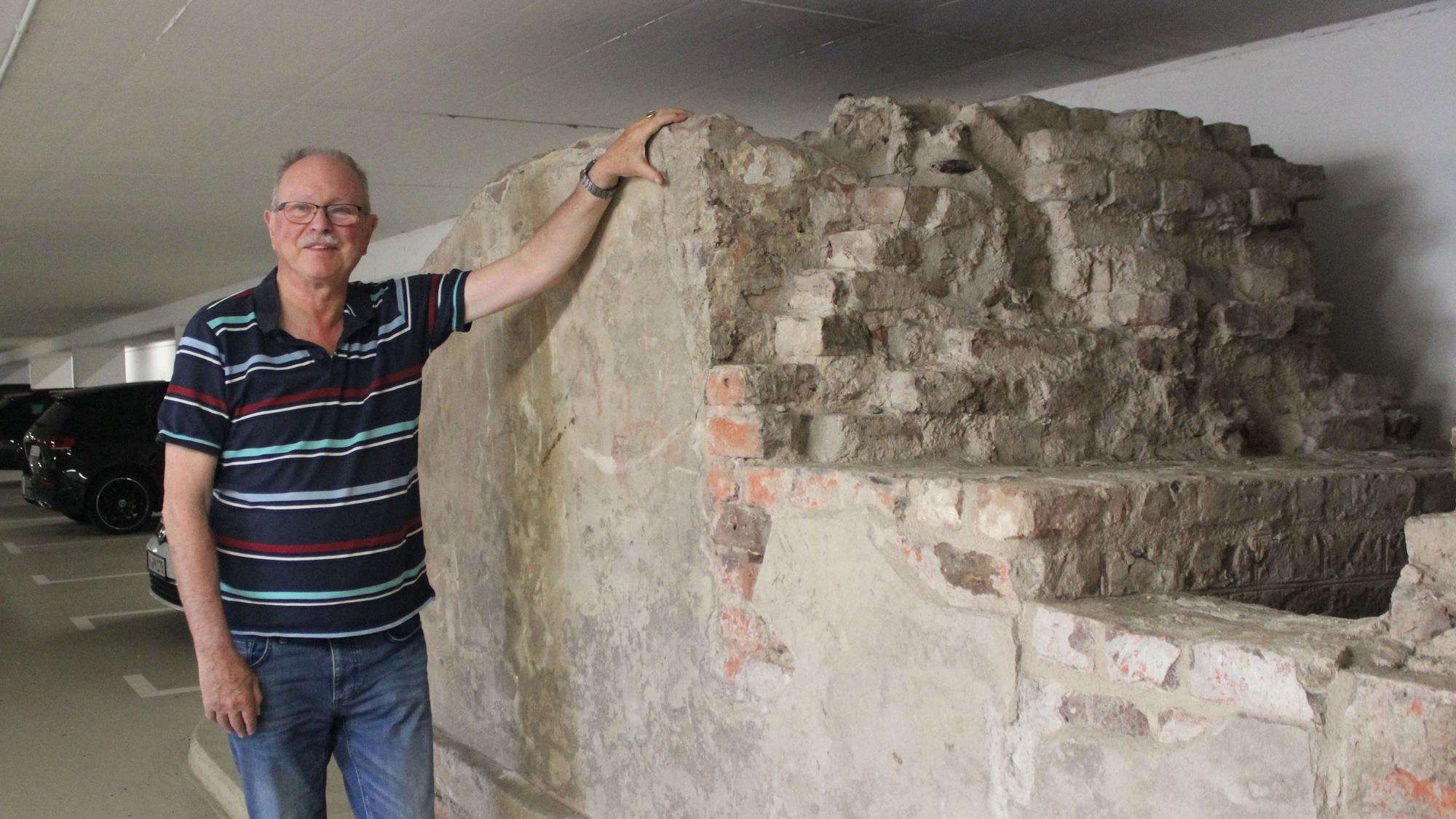Wolfgang Uellenberg van Dawen am Mauerrest des Forts III in der Tiefgarage seines Wohnblocks
