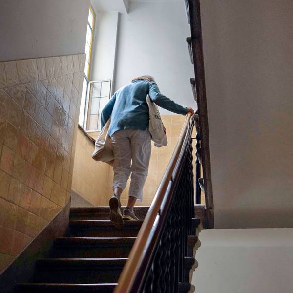 Treppen steigen ist im Alter beschwerlich und oft gar nich mehr möglich. Die eigene Wohnung kann so zum Gefängnis werden.