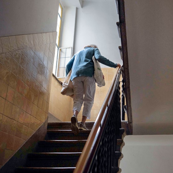 Treppen steigen ist im Alter beschwerlich und oft gar nich mehr möglich. Die eigene Wohnung kann so zum Gefängnis werden.