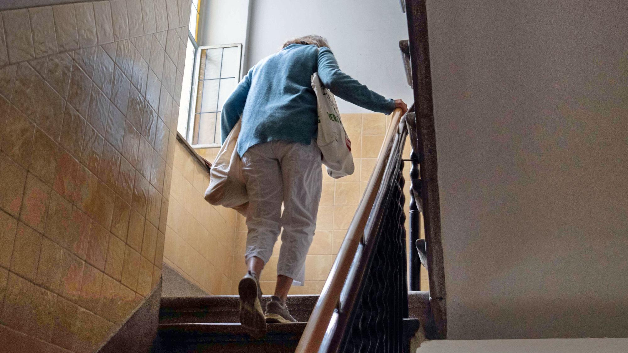 Treppen steigen ist im Alter beschwerlich und oft gar nich mehr möglich. Die eigene Wohnung kann so zum Gefängnis werden.