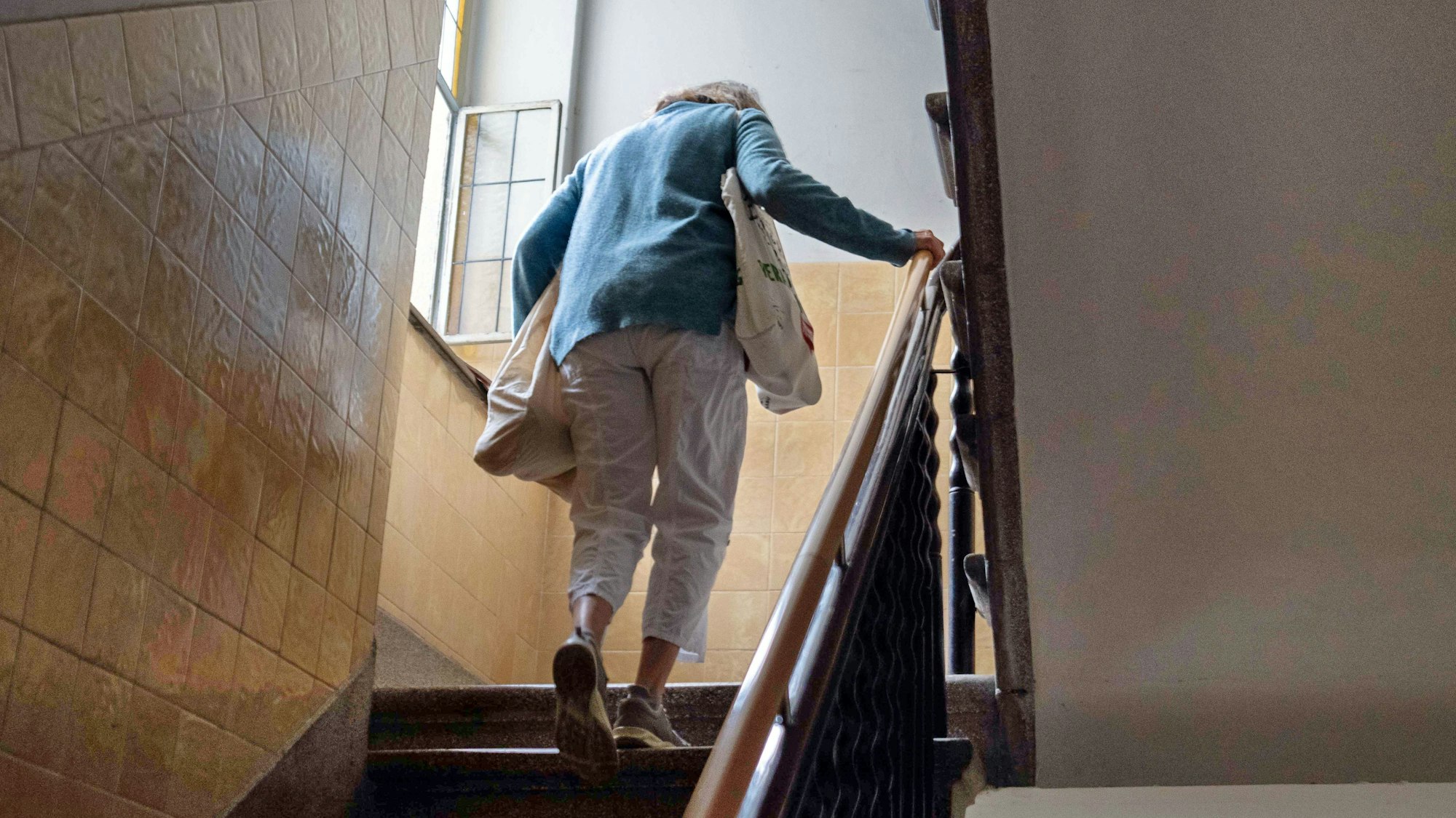 Treppen steigen ist im Alter beschwerlich und oft gar nich mehr möglich. Die eigene Wohnung kann so zum Gefängnis werden.