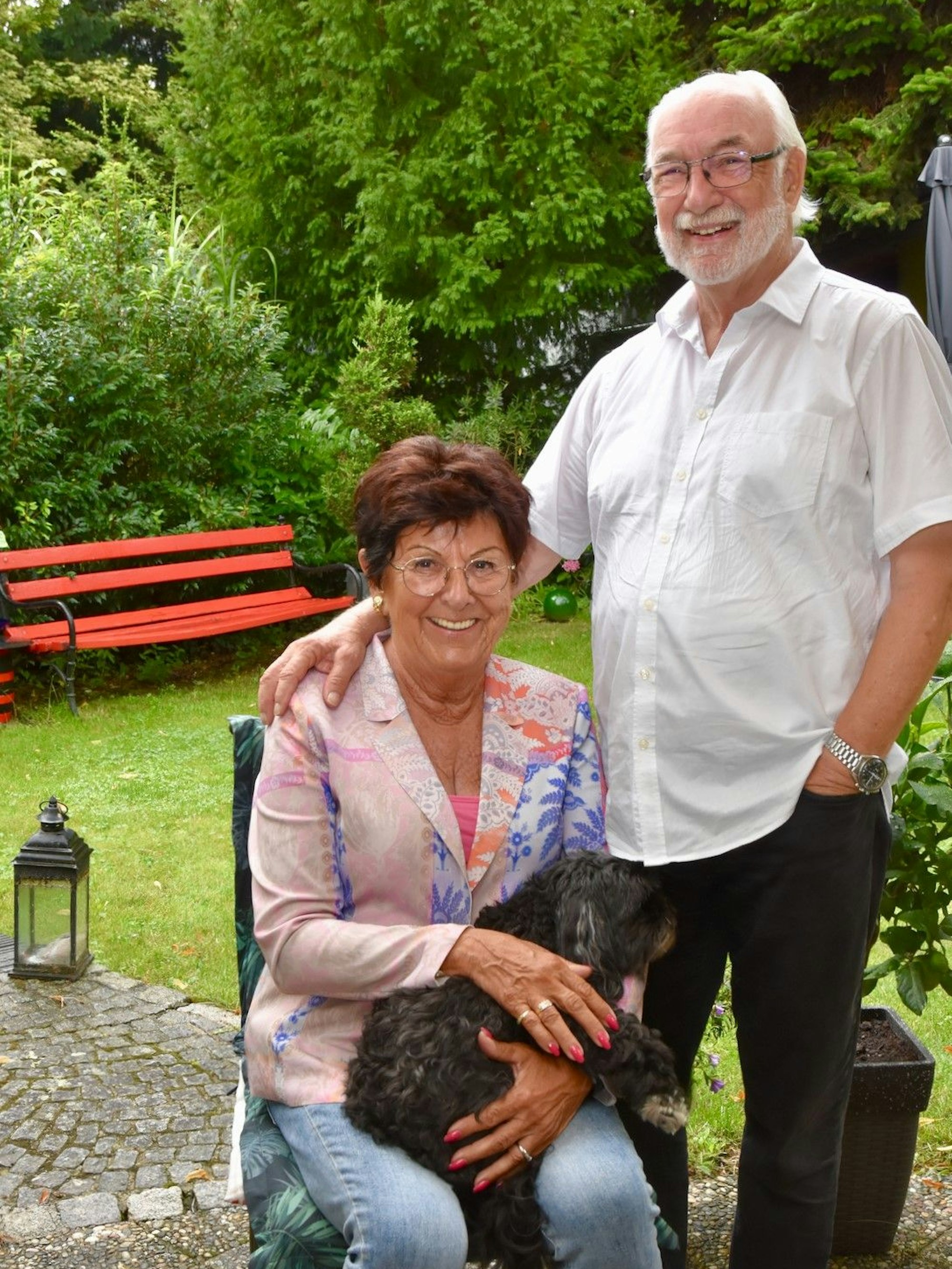 Annemarie und Franz Schenkelberg aus Hennef im eigenen Garten mit Hund Emiliy.