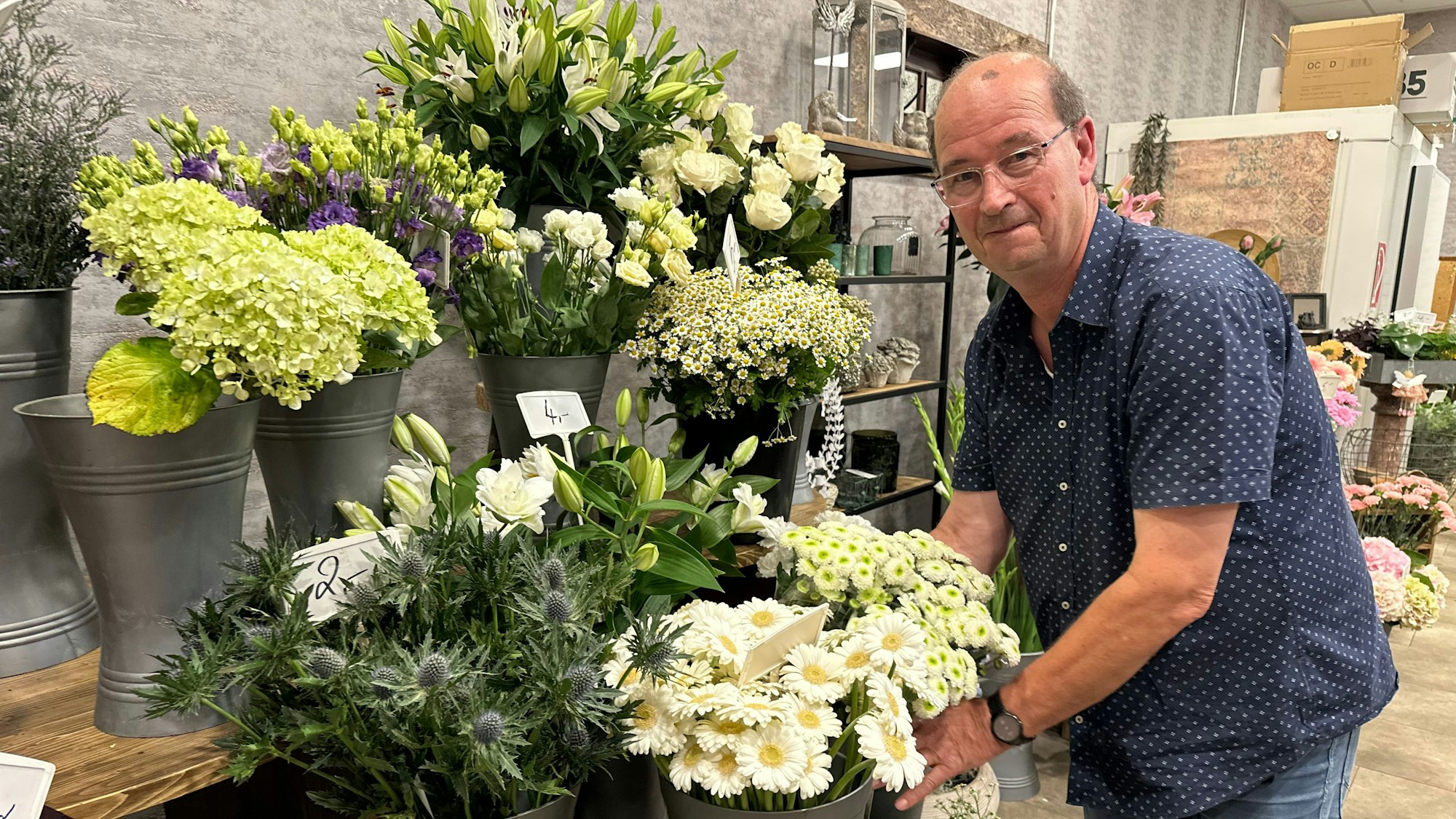 Blumenhändler Kees Geerlings musste im Huma umziehen und wird auch am neuen Standort von seinen Kunden gefunden.