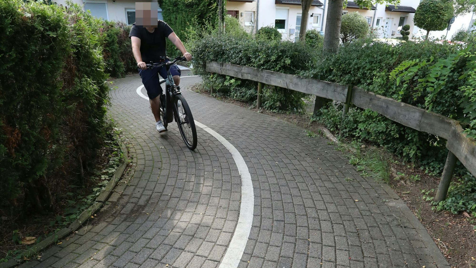 Ein Radfahrer fährt über einen kurvigen Radweg.