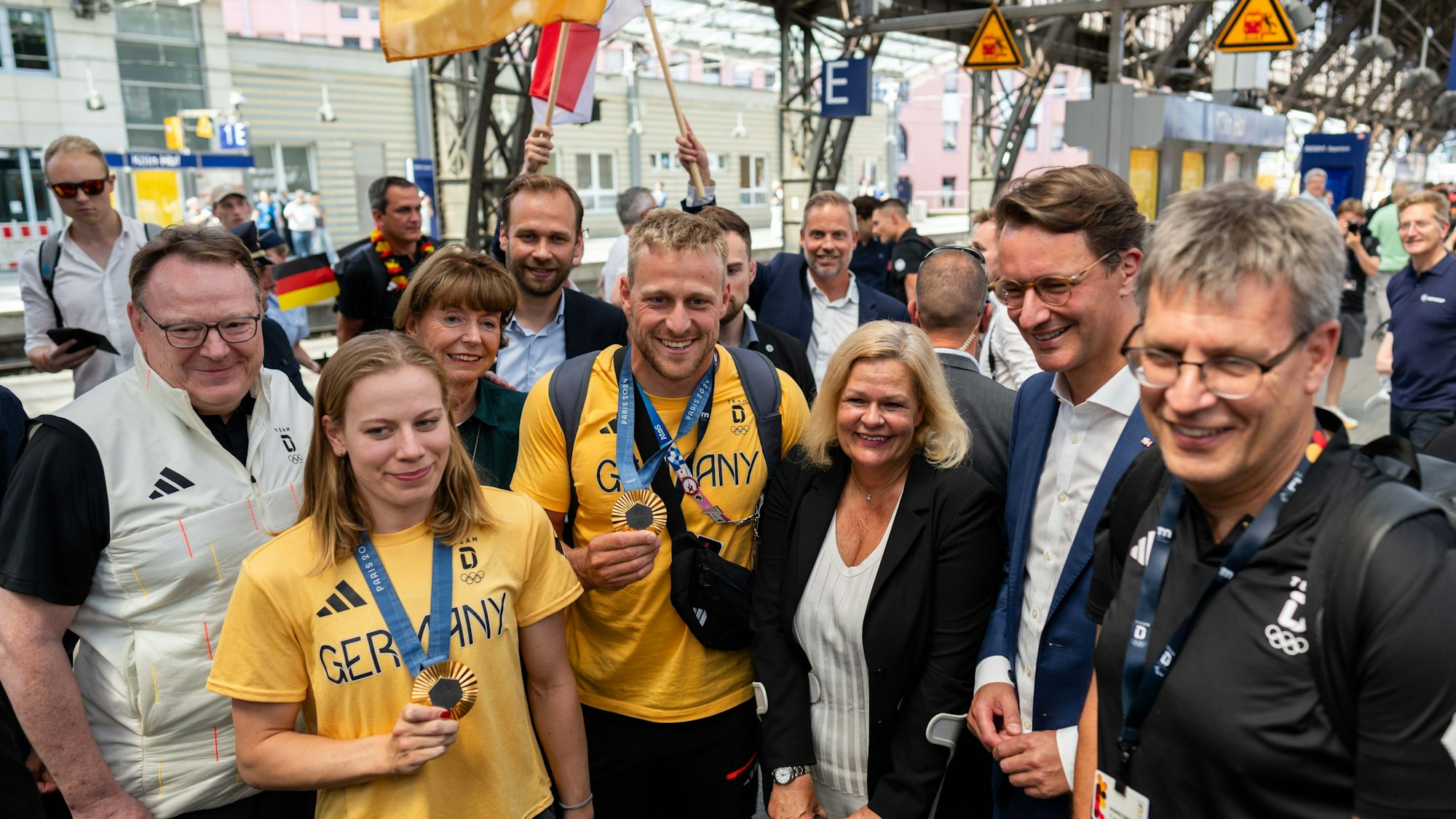 DOSB-Vorstandschef Torsten Burmester (links) am 12. August bei der Ankunft des Teams Deutschland am Kölner Hauptbahnhof mit Mitgliedern des Team D und politischer Prominenz