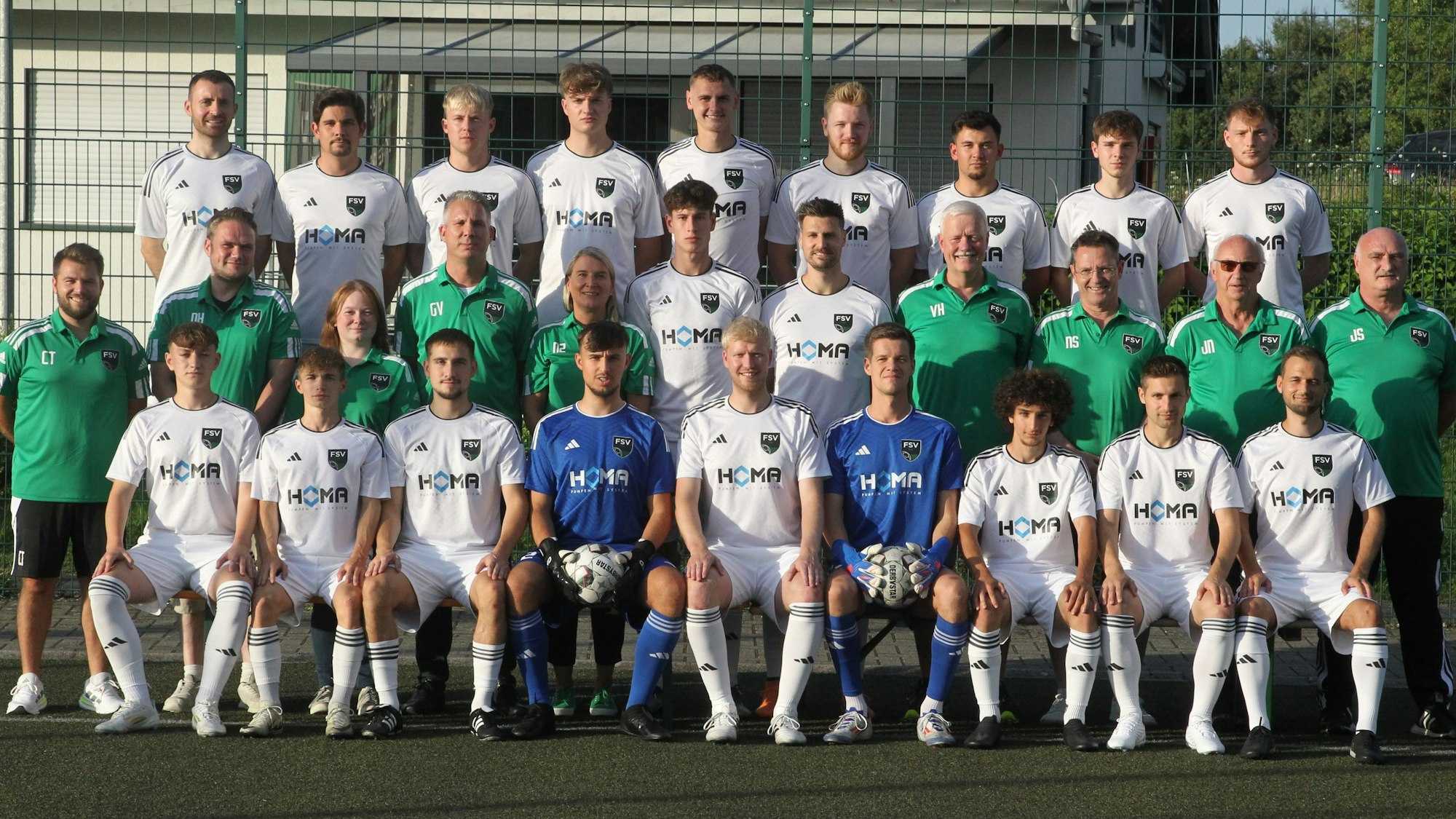 Florian Diehl (oben, von links), Paul Orfgen, Daniel Helmann, Leander Hellwig, Marc Schneider, Jona Ehses, Tom Wieschebrock, Tim Dreilich, Niklas Krämer, Co-Trainer Christian Thomas (Mitte, von links), Schatzmeister Niko Heisse, stellvertretende Geschäftsführerin Janine Behrend, 2. Vorsitzender Guido Vierkötter, stellvertretende Schatzmeisterin Nicole Zimmermann, Linus Daus, Michael Hermanni, Sportlicher Leiter Volker Heinen, 1. Vorsitzender Norbert Schneider, Geschäftsführer Jürgen Nelles, Betreuer Jürgen Schulz, Philipp Schulz (unten, von links), Moritz Tel, Finn Geiger, Tobias Ständer, Rico Heinen, Simon Stokowy, Abdullah El Leithy, Micha Schmitz und Christopher Mai vom FSV Neunkirchen-Seelscheid.