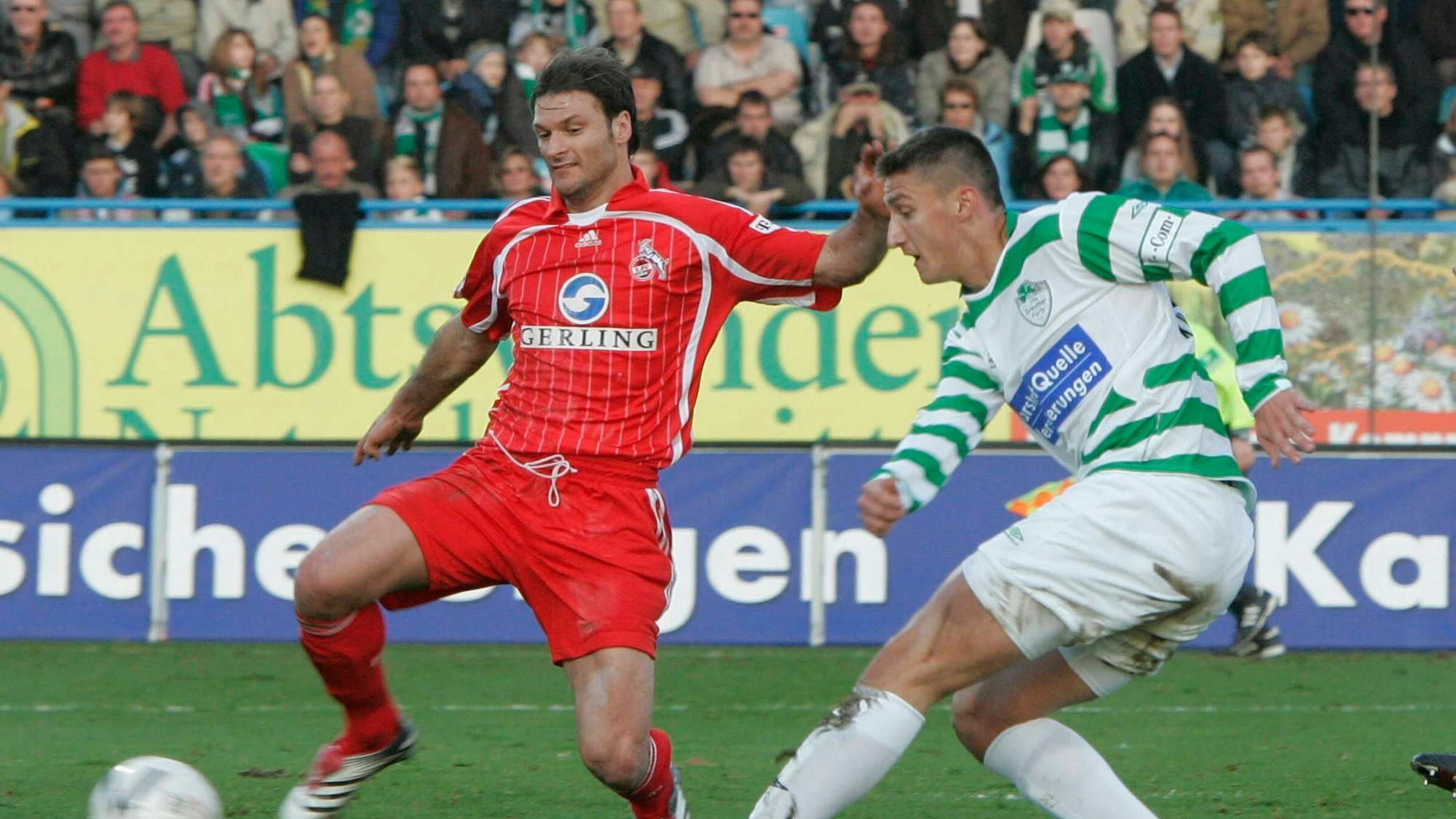 26.11..2006 - 2. Fussball-Bundesliga - Saison 2006/2007 - 14. Spieltag: SpVgg Greuther Fürth - FC Köln - - Mustafa Kucukovic schiesst zum 2:1 ein - Özalan Alpay kann nicht mehr eingreifen *** 26 11 2006 2 Football Bundesliga Season 2006 2007 14 Matchday SpVgg Greuther Fürth FC Köln Mustafa Kucukovic shoots in to make it 2 1 Özalan Alpay cant intervene anymore
