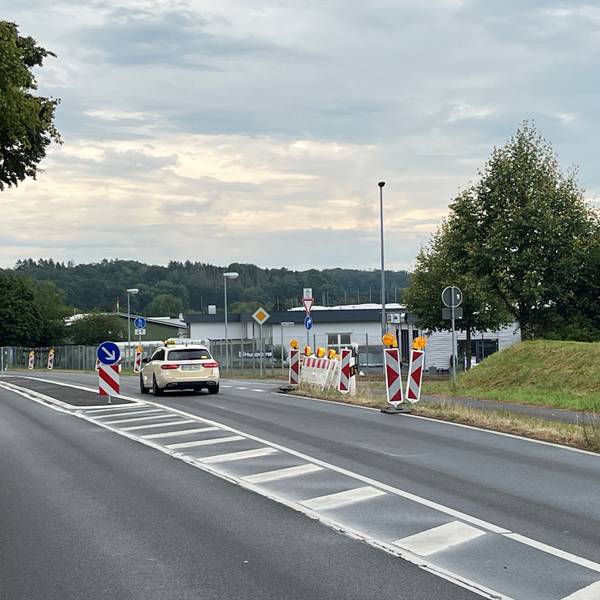 Nümbrecht-Elsenroth, Landesstraße 350, die aktuelle Anbindungssituation zum Gewerbegebiet Alte Ziegelei.