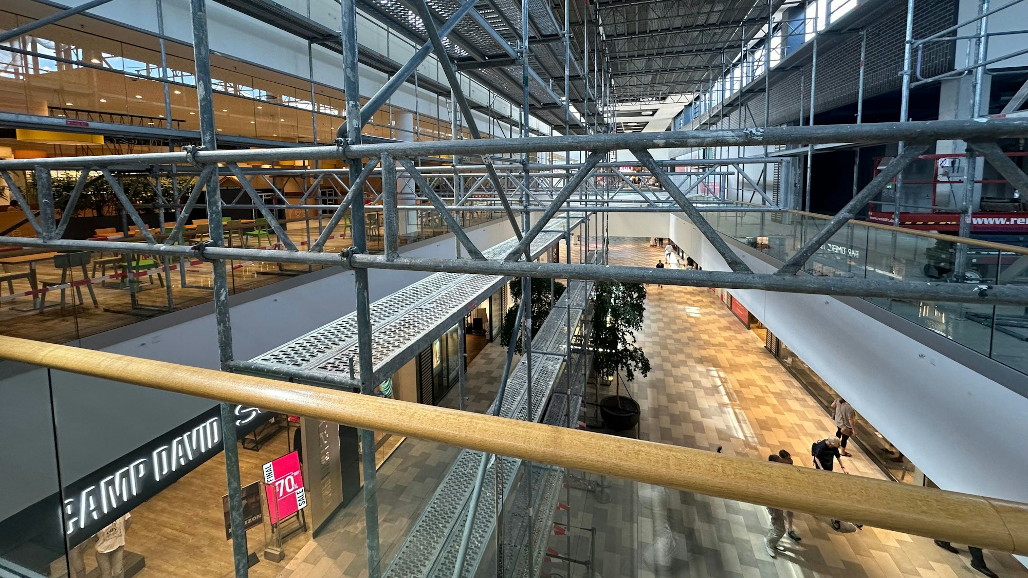 Baugerüste über zwei Etagen hinweg zeigen, dass sich im Huma einiges tut.