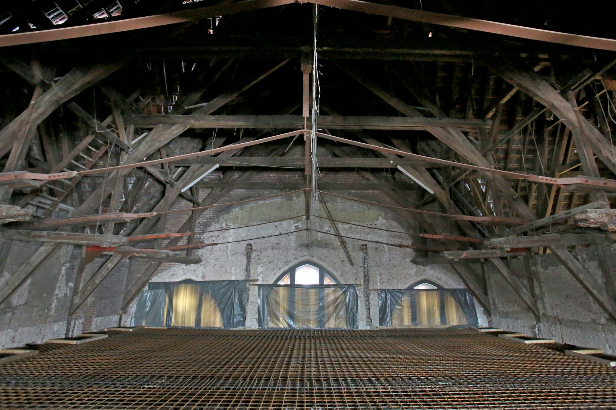 Die alten Holzbalken des Dachstuhls sind heute durch neue unterstützt: Darunter wurde 2020 eine neue Etage eingezogen.