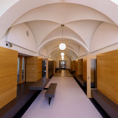 Ein moderner Schulflur in alten Gemäuern: Das Hansa-Gymnasium ist für 78 Millionen saniert und erweitert.