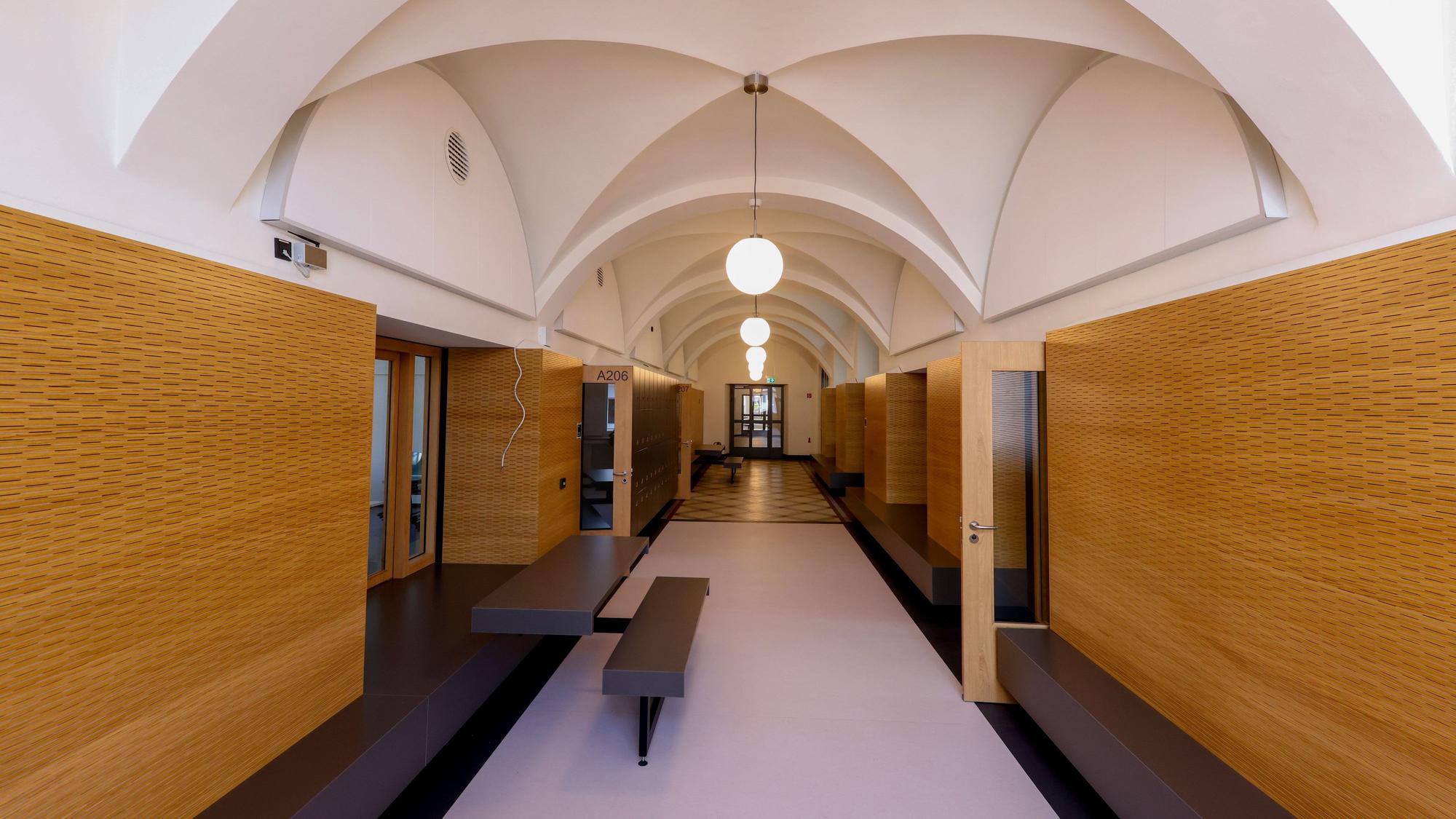 Ein moderner Schulflur in alten Gemäuern: Das Hansa-Gymnasium ist für 78 Millionen saniert und erweitert.