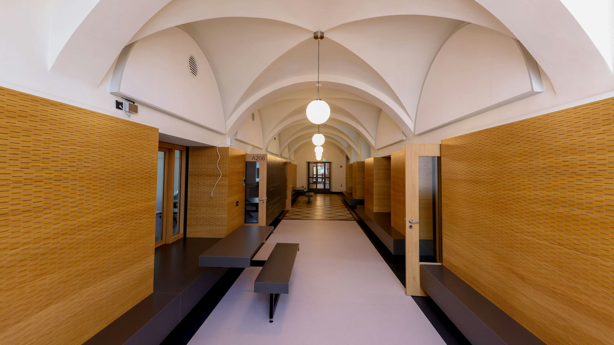 Ein moderner Schulflur in alten Gemäuern: Das Hansa-Gymnasium ist für 78 Millionen saniert und erweitert.