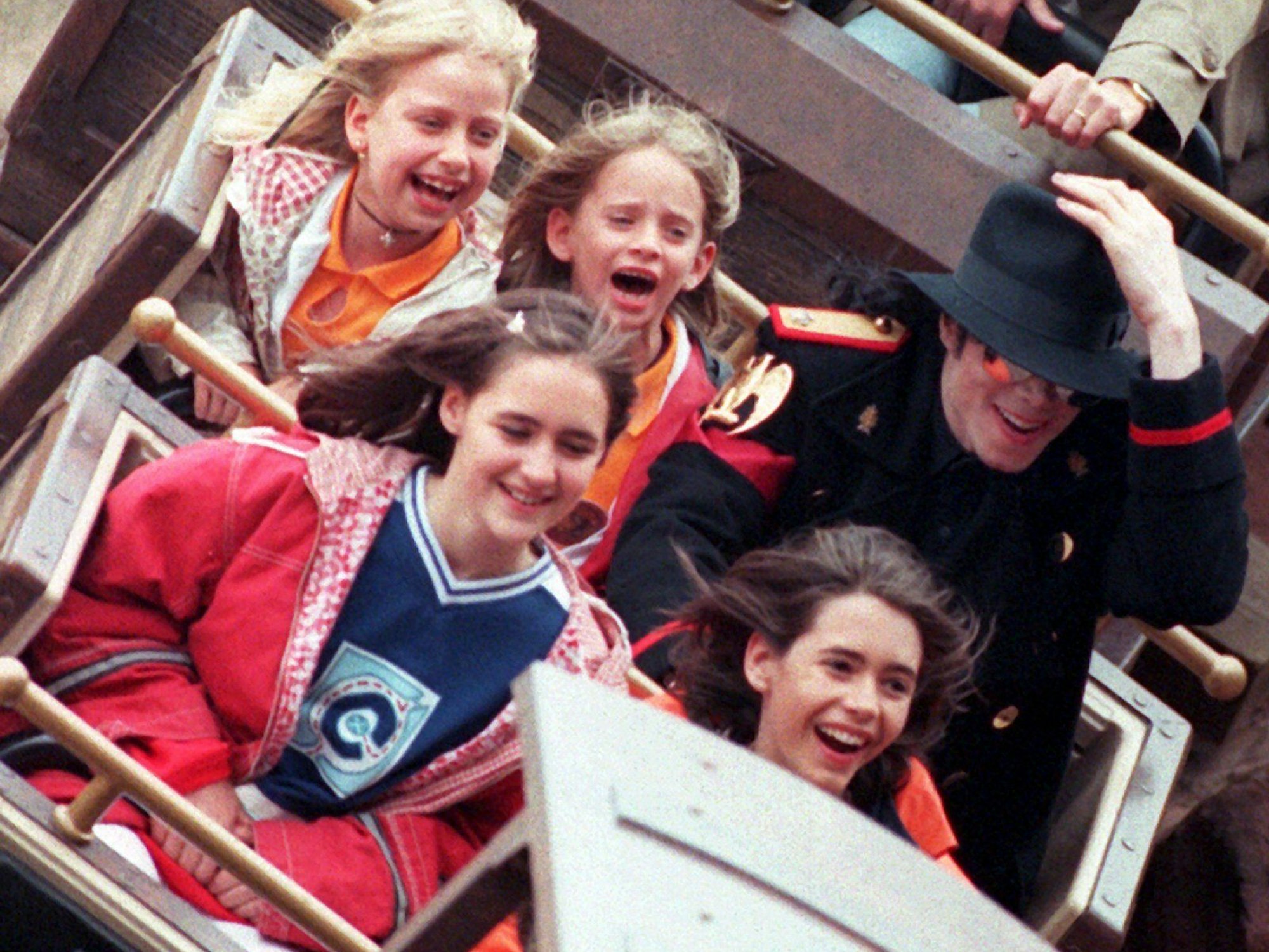 Michael Jackson (r. mit Hut) fährt in Begleitung einiger Kinder bei einem Besuch im Phantasialand in Brühl bei Köln auf der nach ihm benannten Achterbahn „Michael Jackson Thrill Ride“.