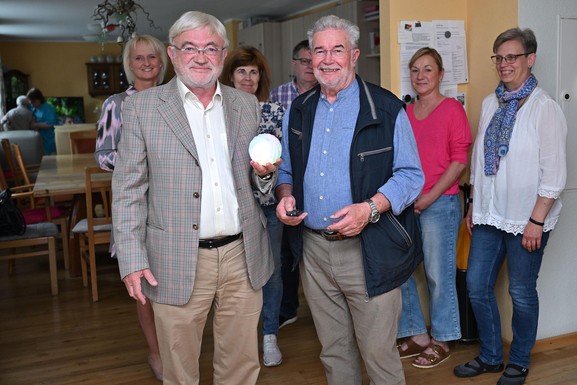 Jürgen Rembold (l.) fördert mit seiner Stiftung vielerlei Projekte, auch die Demenzgruppe des Vereins W.i.R. (Foto). Jetzt wird auch Rembold Rösrather Ehrenbürger.