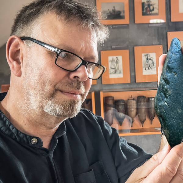 Den offenbar historischen Sensenwetzstein vom Wupperufer betrachtet Jürgen Bandsom, Leiter des Sensen- und UIndustreimuseums Freudenthaler
